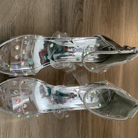 Woman’s high heels - Picture 2 of 2